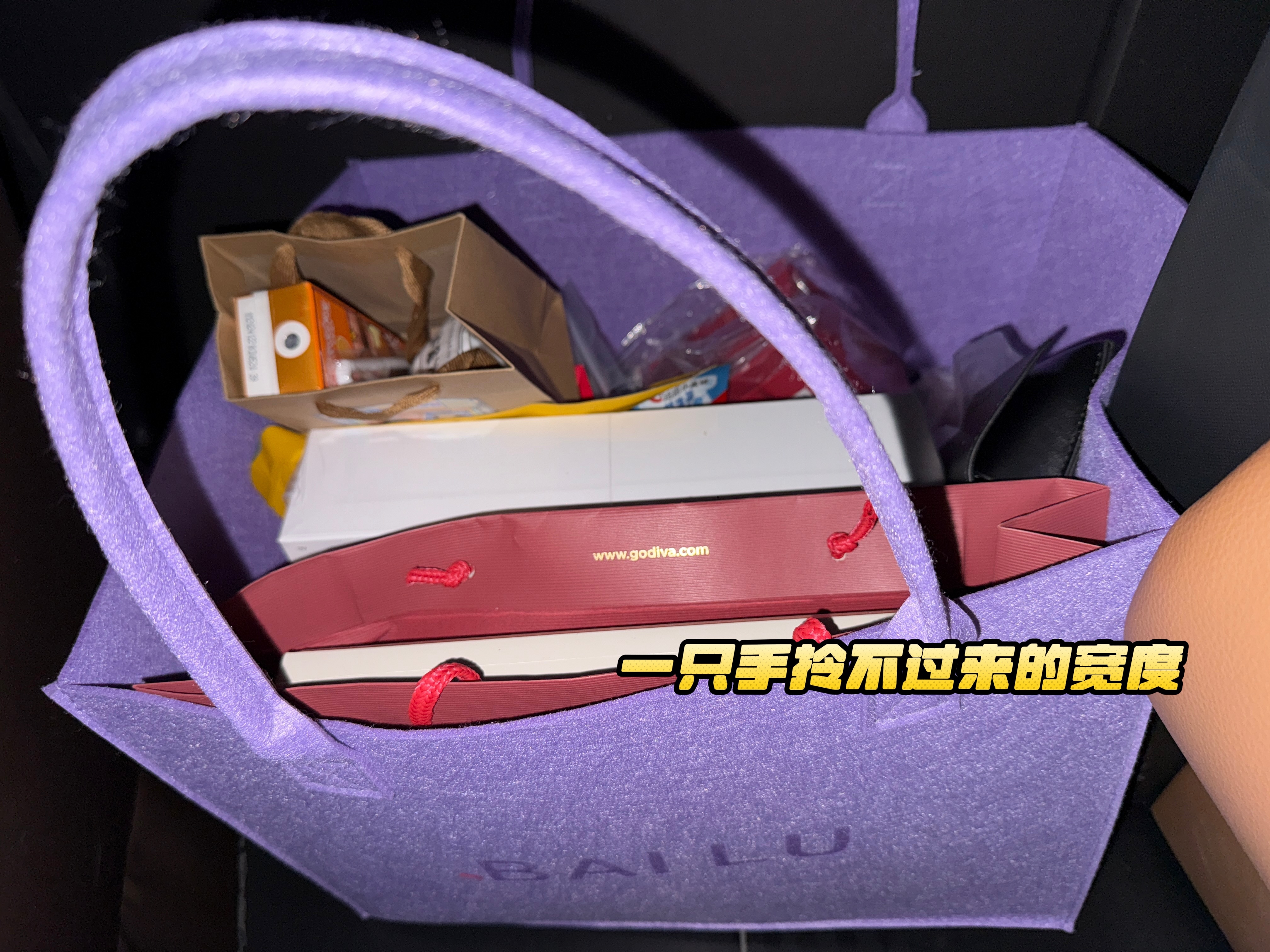 太大方了鹿。。。本来想摊开拍一下根本摆不开 比年货都多：  