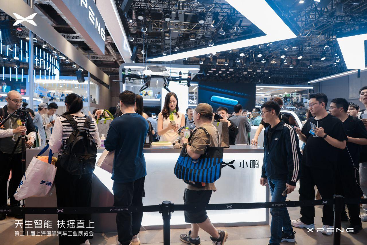 来 6.1 小鹏展台打卡领取冰激凌哟
续宝马 mini 冰激凌事件之后，小鹏居然