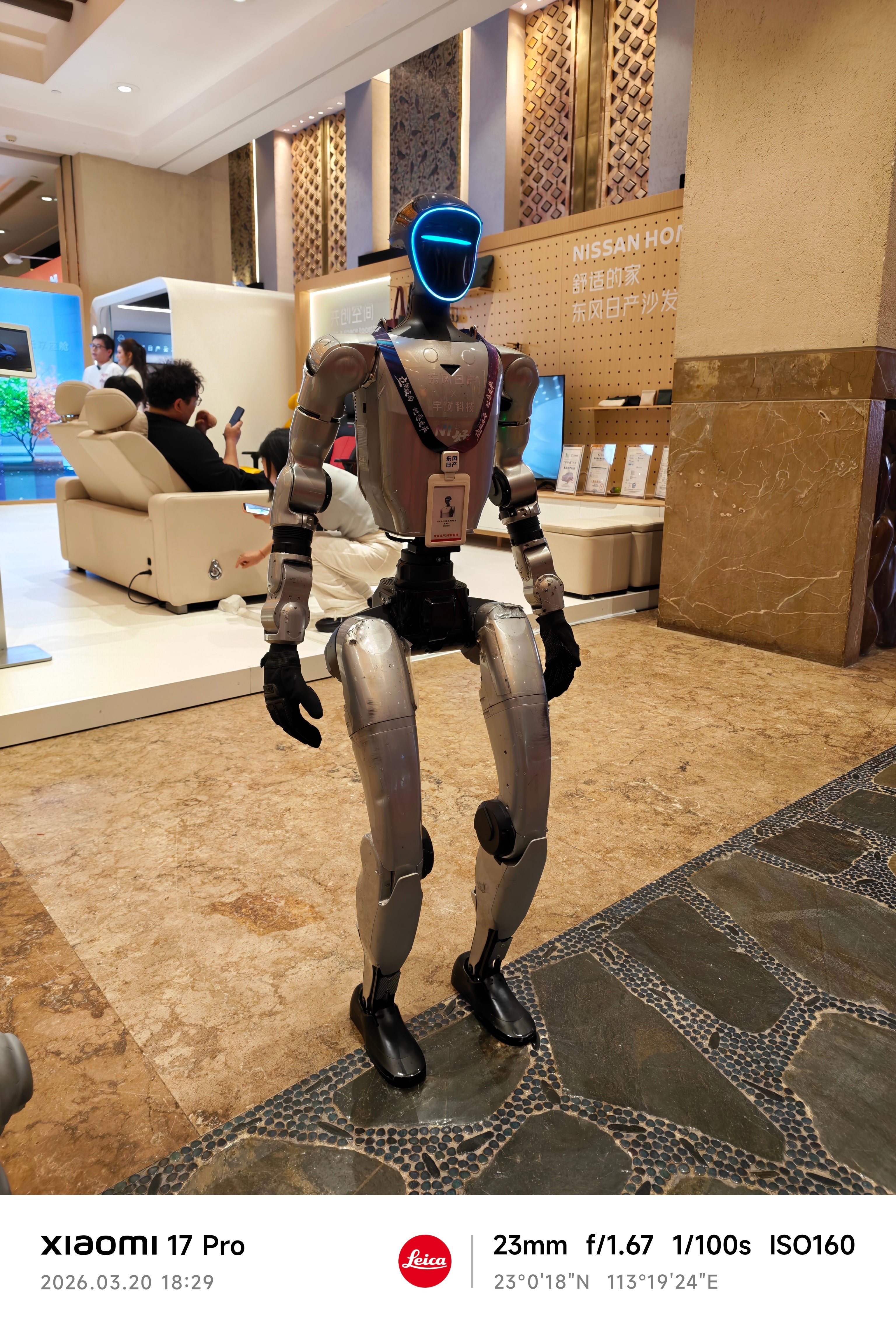 现在机器人成汽车发布会标配了玩的就是生态