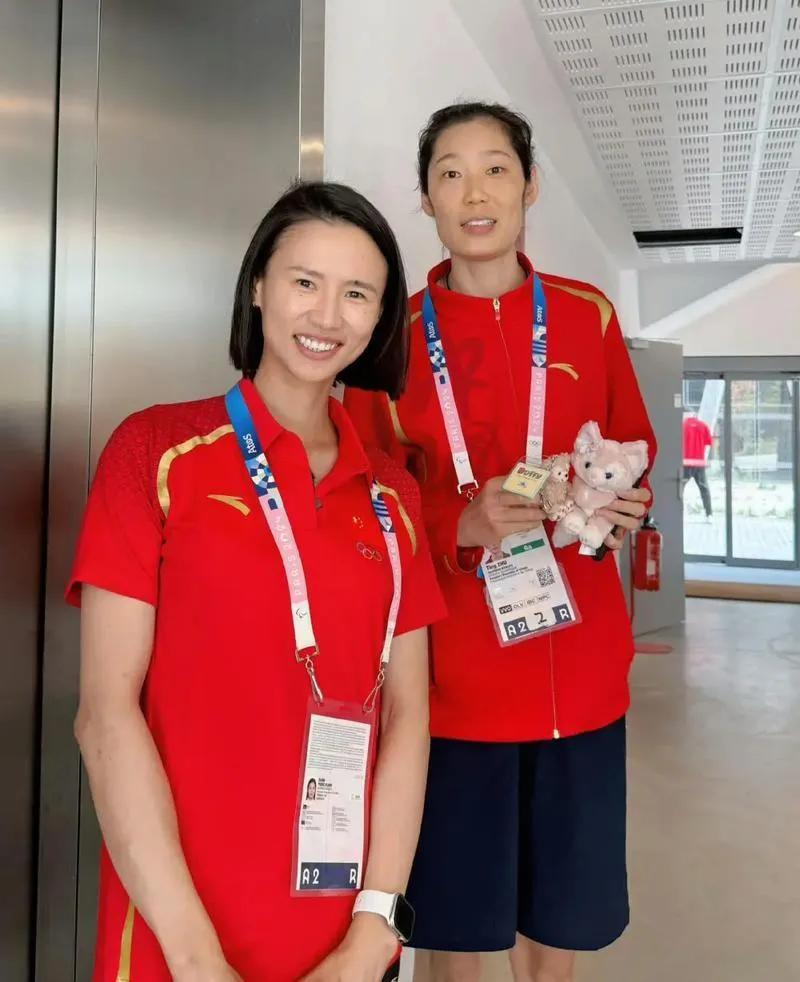 2位奥运冠军同框：手拿毛绒玩具的朱婷瑶林玉树，浅淡春山，目光如霖；伦敦奥运会帆船