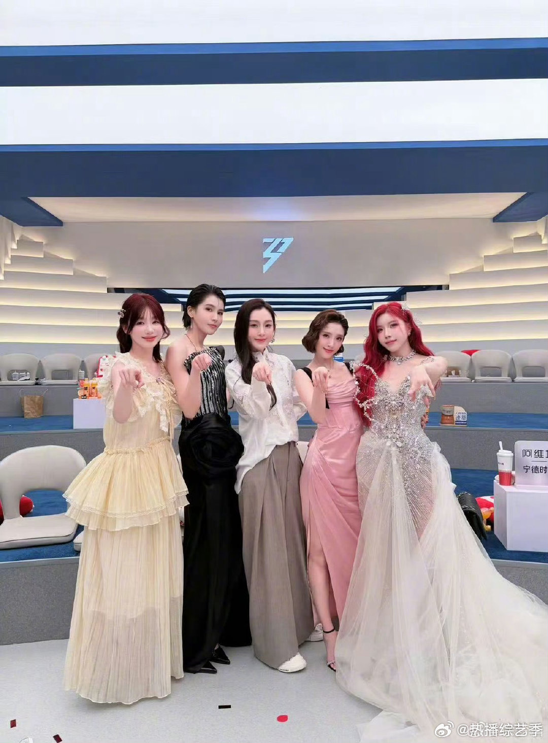 网传浪姐总决赛助阵嘉宾四支战队都会带来气场十足的专属团秀，集体表演氛围感直接拉满
