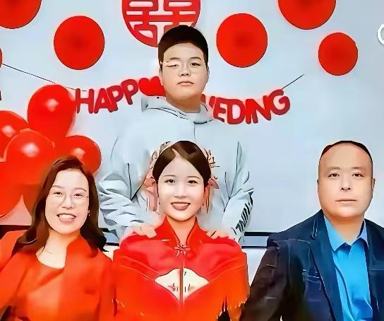 怪不得瑶瑶爸爸在瑶瑶结婚的时候，看起来是不太开心的。本身自己也有问题，在一起这么