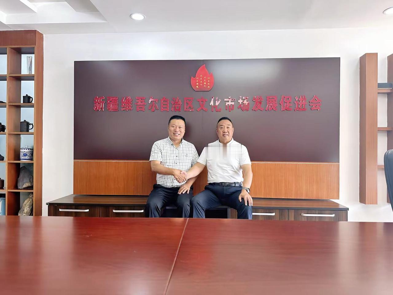 新疆维吾尔自治区文化市场发展促进会镇平老乡 支天文会长
