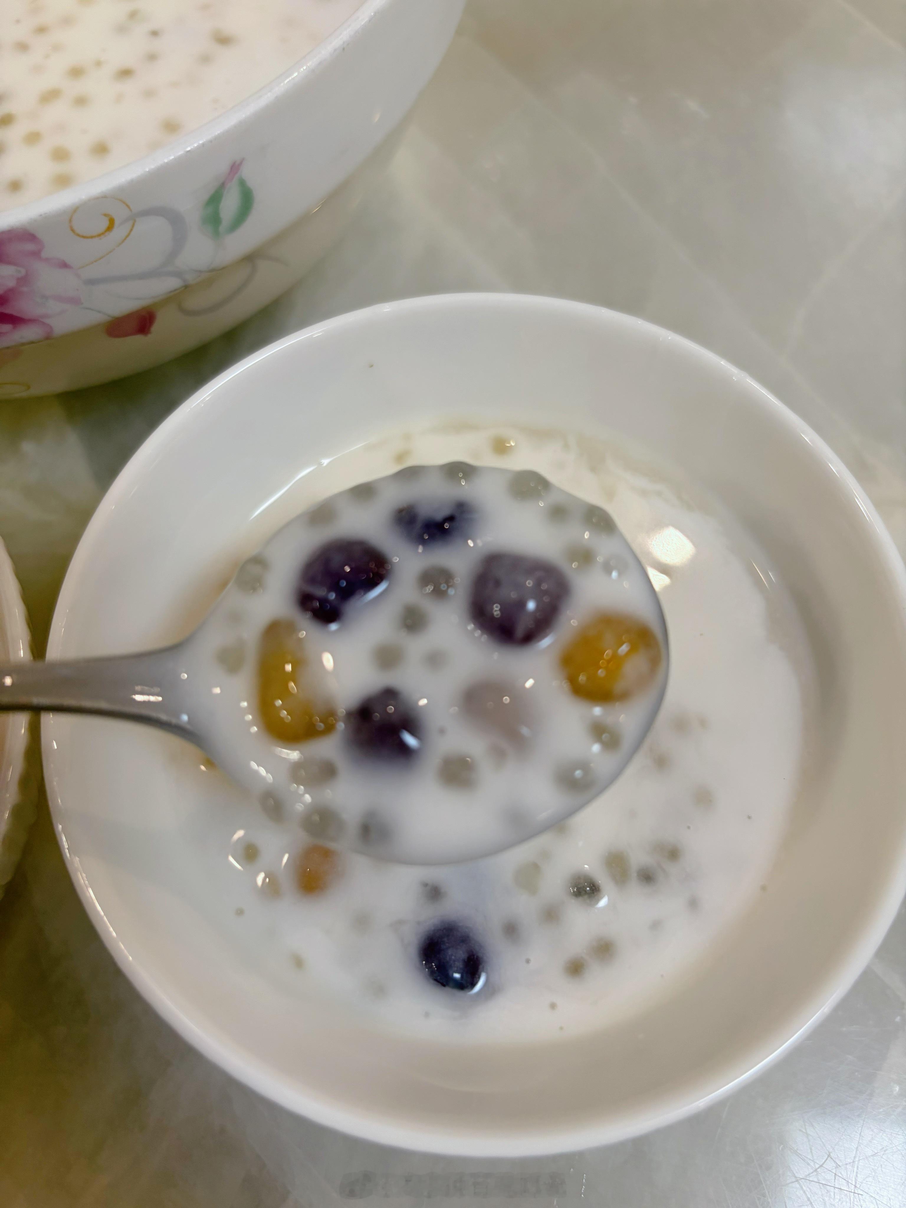 高压锅煮西米露太容易焦了，多一分钟都不行。本来是一大锅，变成一大碗[笑cry]还