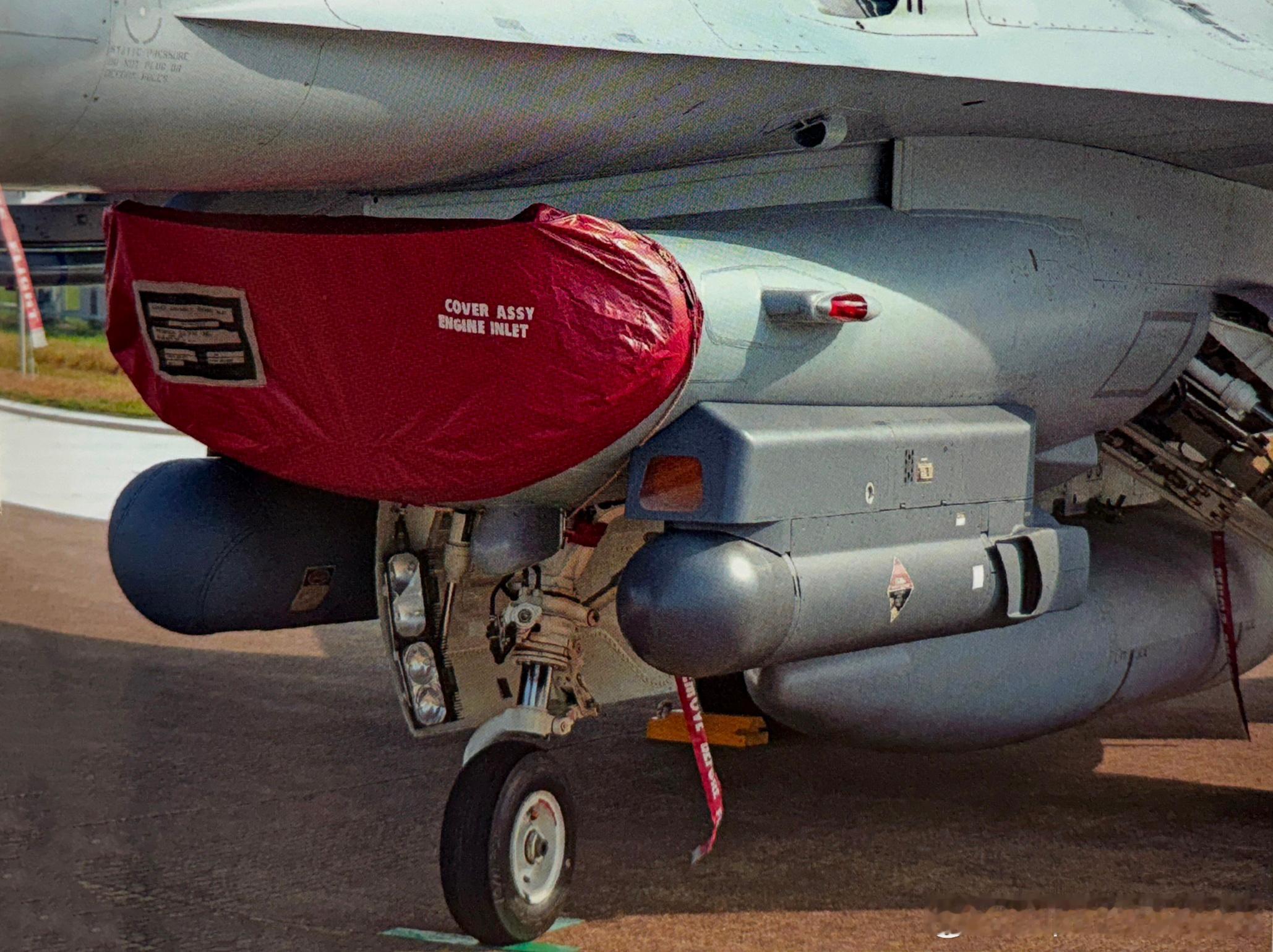 一架韩国空军KF-16C战斗机携带一套完整的LANTIRN（Low Altitu