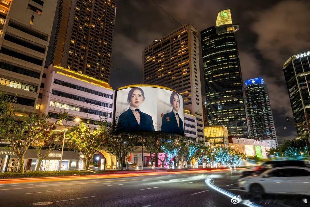 唐嫣线下地广遍地开花，线上拿下个人金九封面，线上线下双向霸屏，这份被品牌厚待的感