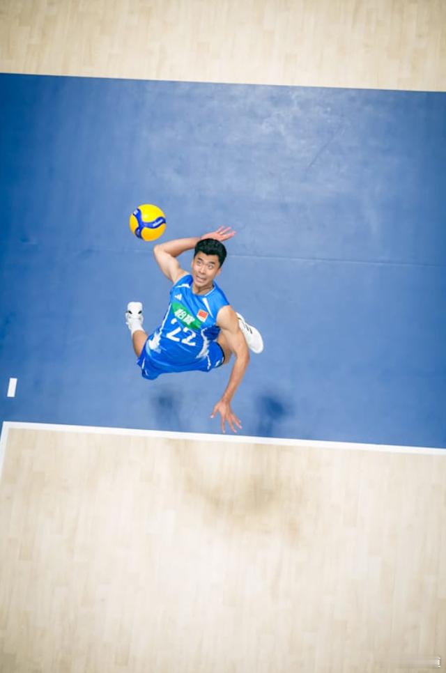 中国队1-2（23-25/25-23/22-25）伊朗队  开局落后很多然后开始