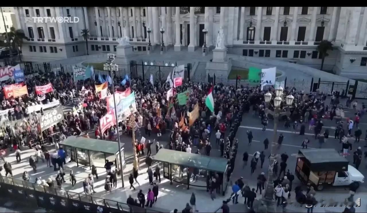 阿根廷爆发大规模抗议，防爆警察武装清场

阿根廷爆发大规模游行抗议，因为总统否决