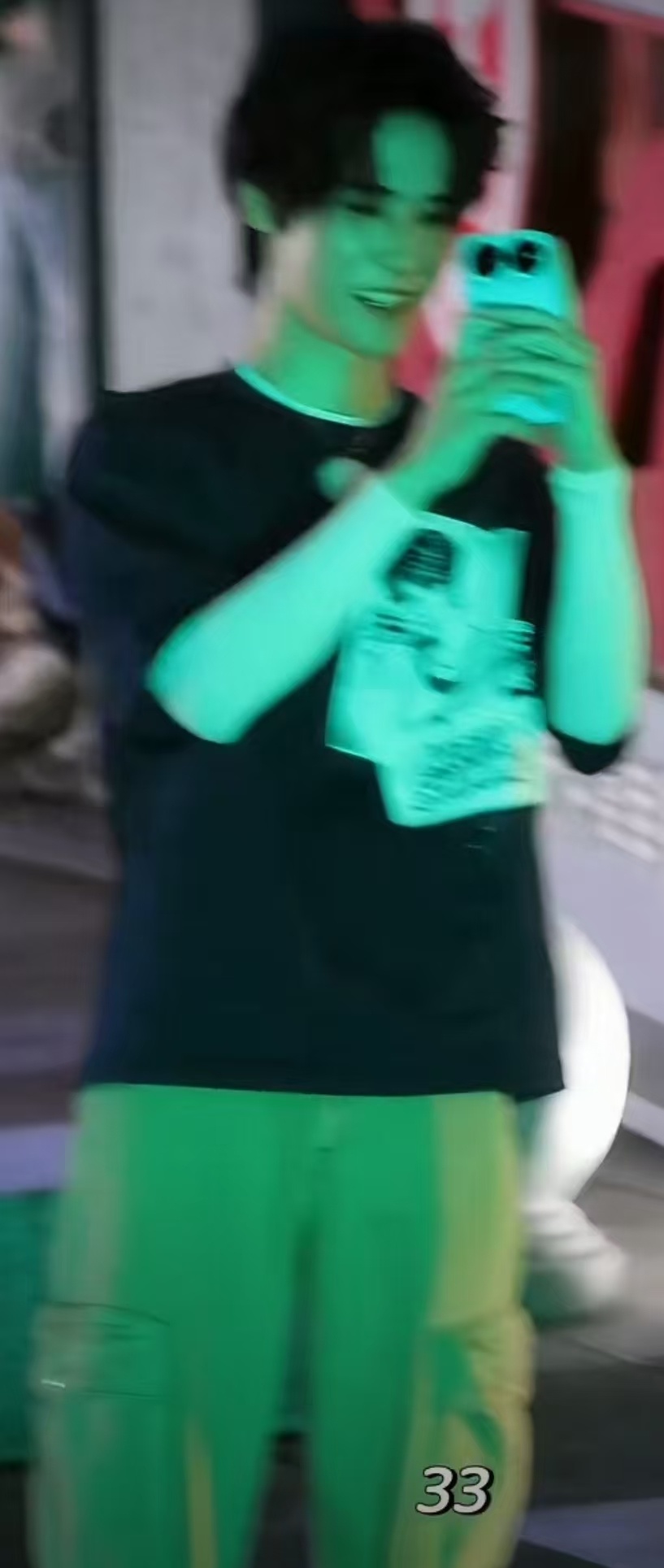 张真源用手机拍粉丝张真源和粉丝是彼此的摄影师 跑男录制现场暖意融融，大家举着手机