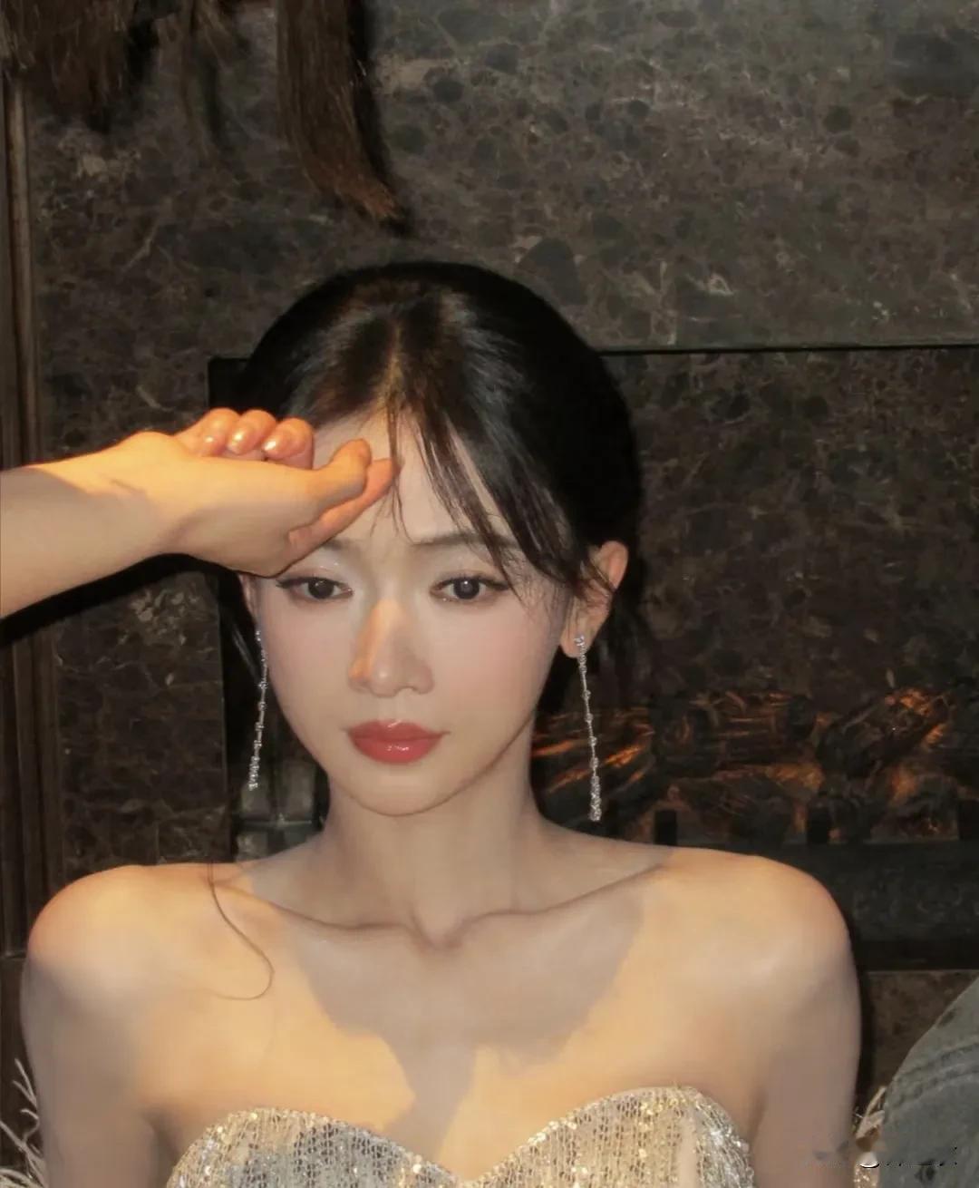 印象里吴谨言延禧攻略后还是有一点水花的，但是被嘲讽的更多，包括延禧攻略剧播期间也