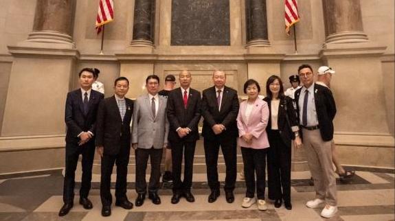 新加坡联合早报6月26日报道：“台湾’立法院长‘韩国瑜率跨党派’立委‘访美，当地
