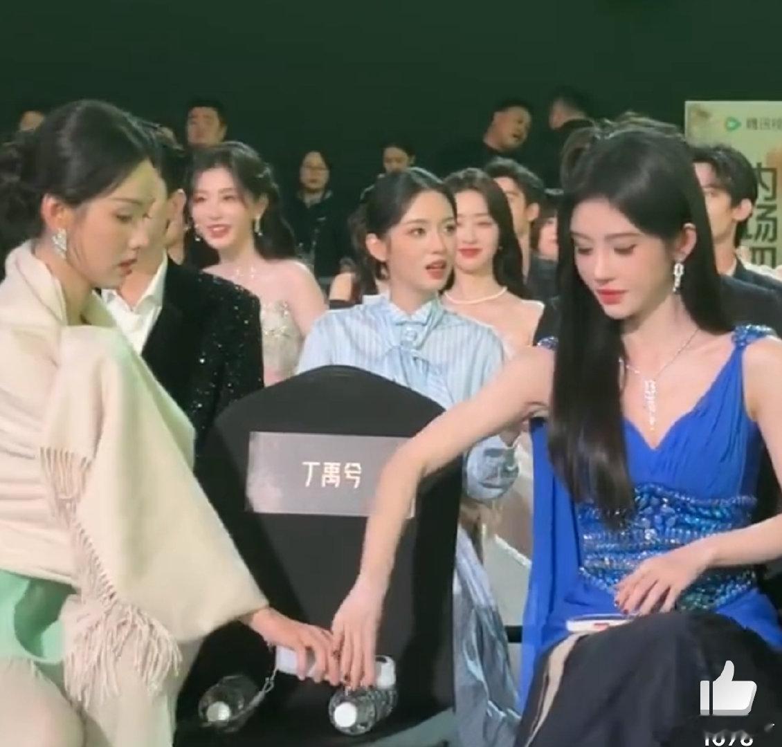 陈都灵鞠婧祎宋祖儿像交流情报  哈哈哈哈哈 ，好可爱 