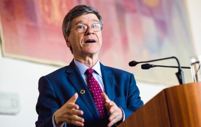 为什么美国现在死咬中国不放？美国经济学家说过一句大实话：中国不是敌人，而是中国走