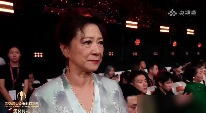 76岁的王馥荔哭了！她站在台下很骄傲，也很心疼。

说真的之前刷到好多人酸王骁，