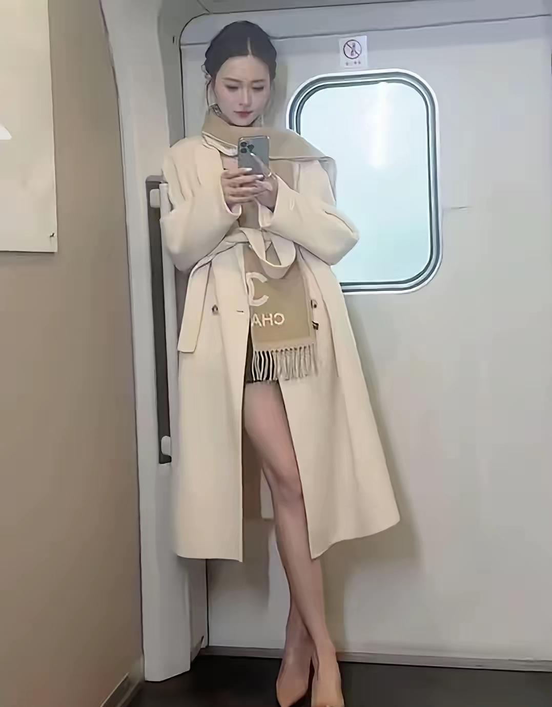 过年后，坐高铁从南宁去广州，中途去卫生间洗手，看到一幅很有趣的画面：一位没买到坐