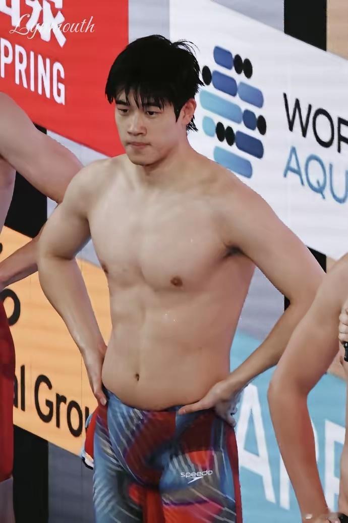 潘展乐400自金牌，说明了五件事。​1、没有腹肌怎么了，照样拿冠军。​2、以赛代
