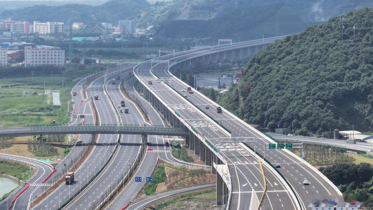 宁波象山湾疏港高速正式通过竣工验收 9月20日下午，象山湾疏港高速昆亭至塘溪段顺