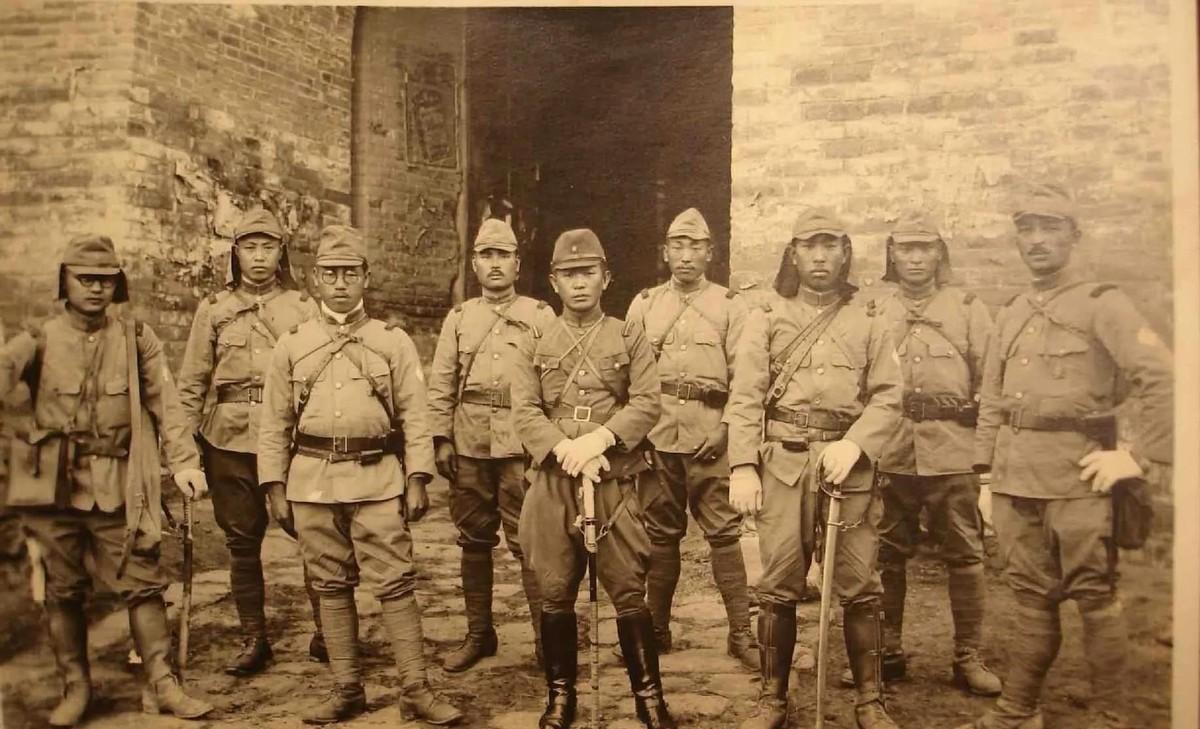 武工队长被叛徒出卖，敌人整夜围困却迷雾重重，竟然没发现他的踪迹，这到底是怎么做到