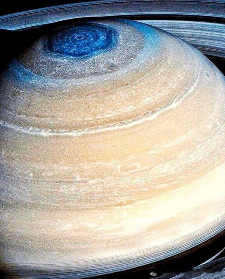 土星北极的六边形风暴，这个巨大的风暴，足以并排放下两个地球！直到今天，也没有人知
