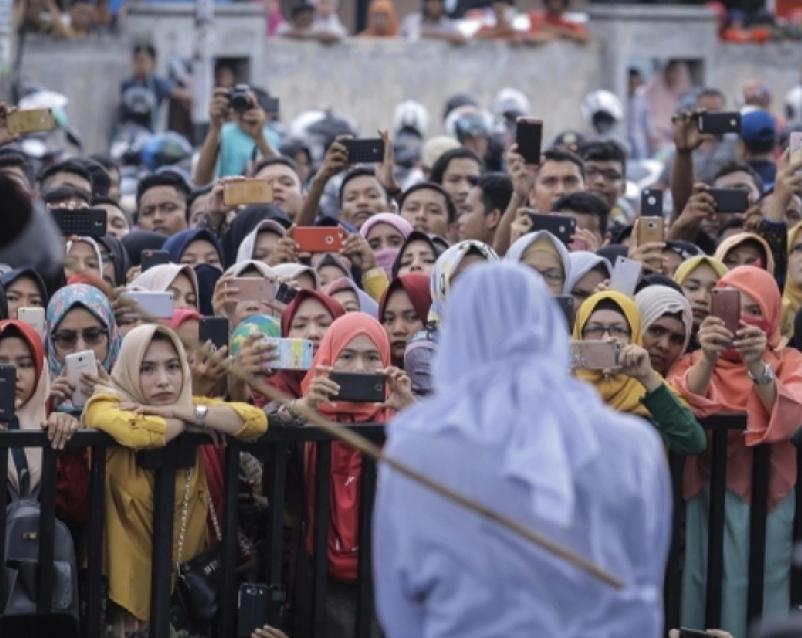 印尼亚齐省一对情侣因婚外性行为及饮酒，违反伊斯兰教法，分别被判破记录的140下鞭