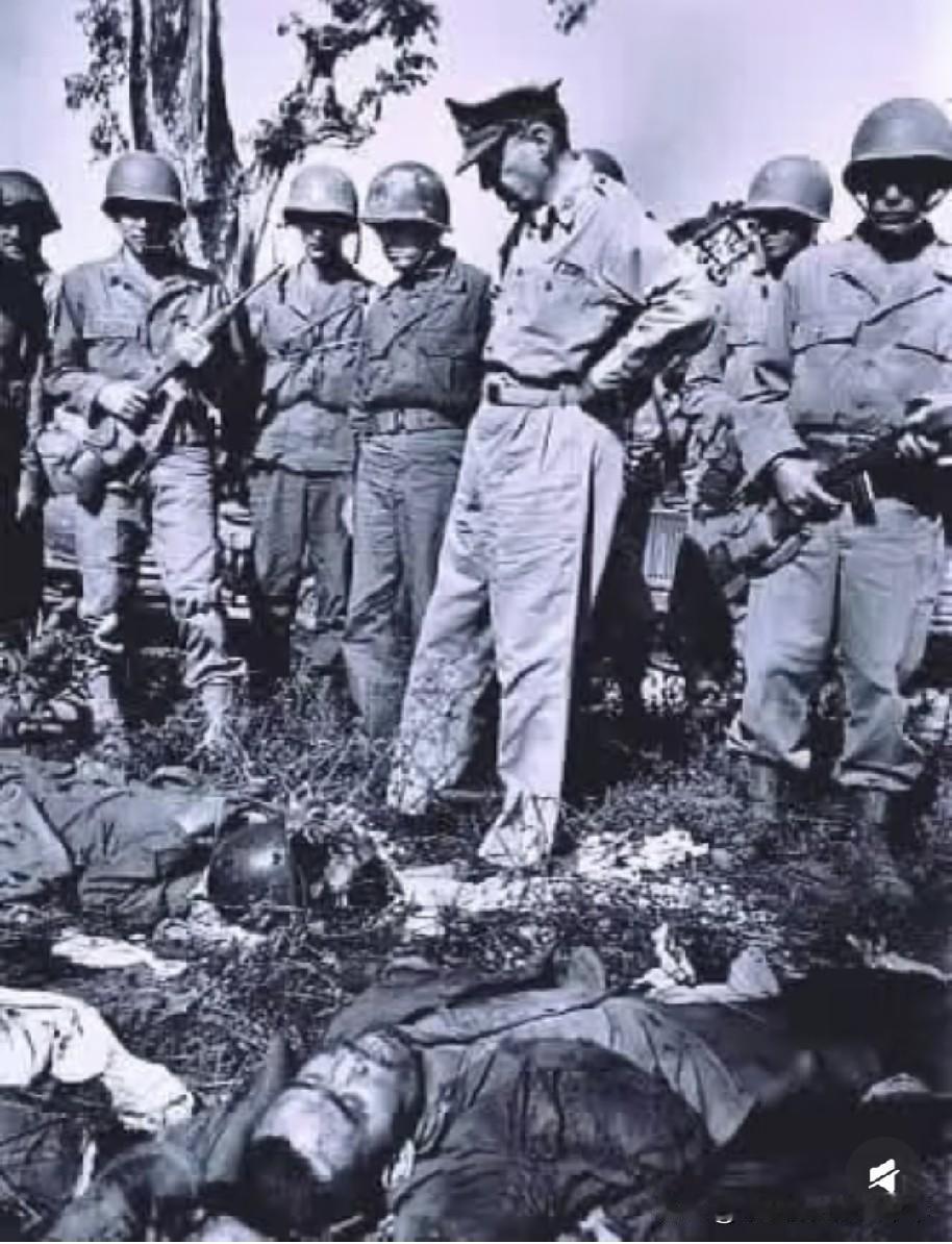 1945年巴丹半岛，麦克阿瑟巡视战后日军阵亡阵地
 
1945年3月5日，道格拉