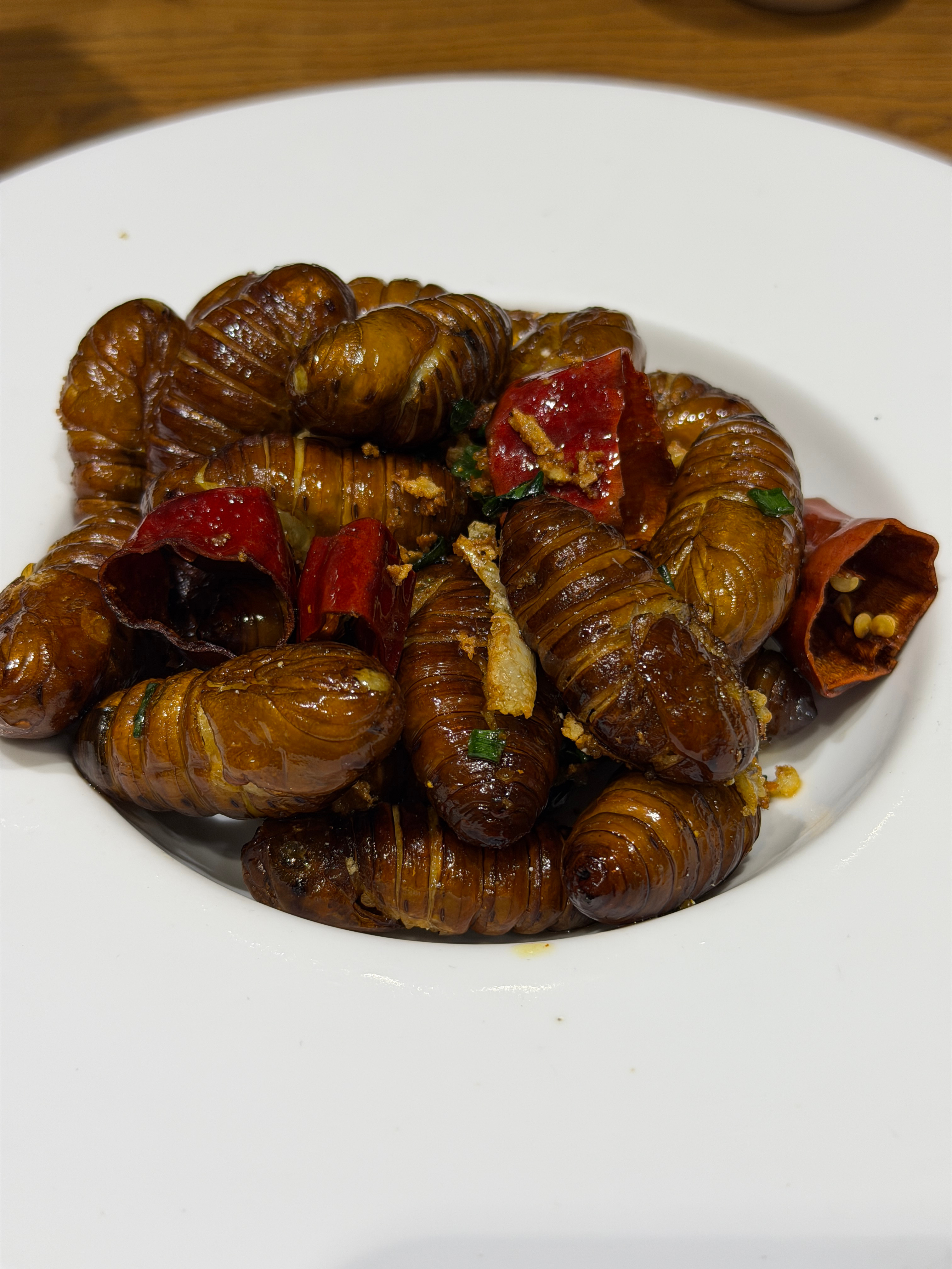 纯好奇有多少人吃蚕蛹，今天拍完和朋友来吃，他们竟然都不吃