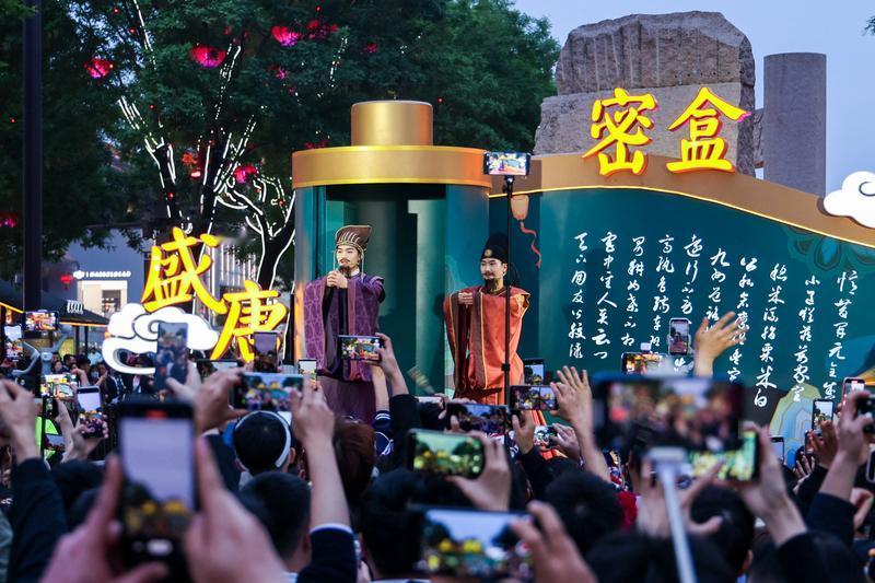 大唐不夜城真是个充满惊喜的地方！国庆期间，“和李白对诗送肉夹馍”的活动火出圈。现