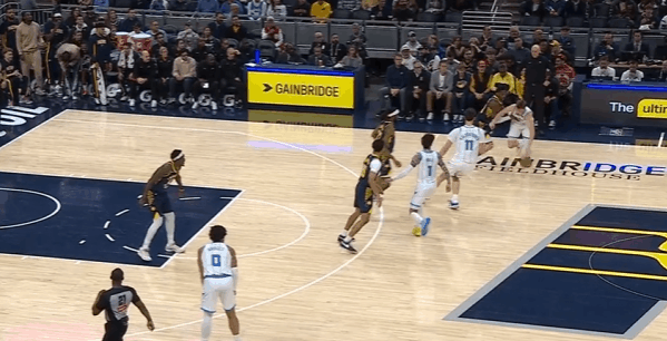 康·克尼普尔观察：侧翼神射&后场副攻手图1黄蜂很喜欢打的一个战术，从环节上看就是