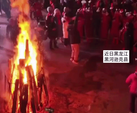 近日黑河市逊克县，来了20多名俄罗斯美丽的小朋友，她们快乐的在东北蹦迪，看上去像