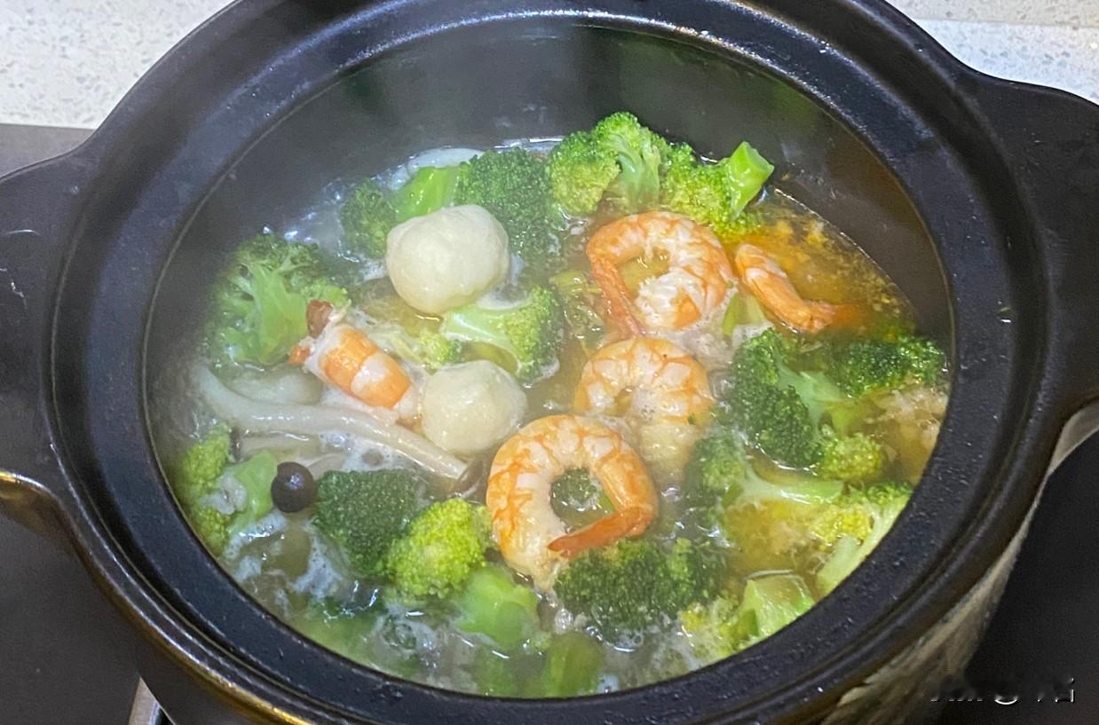 砂锅鲜虾西兰花，鲜到连汤都喝光

我的中餐笔记，砂锅里咕嘟咕嘟冒着热气，大虾的鲜