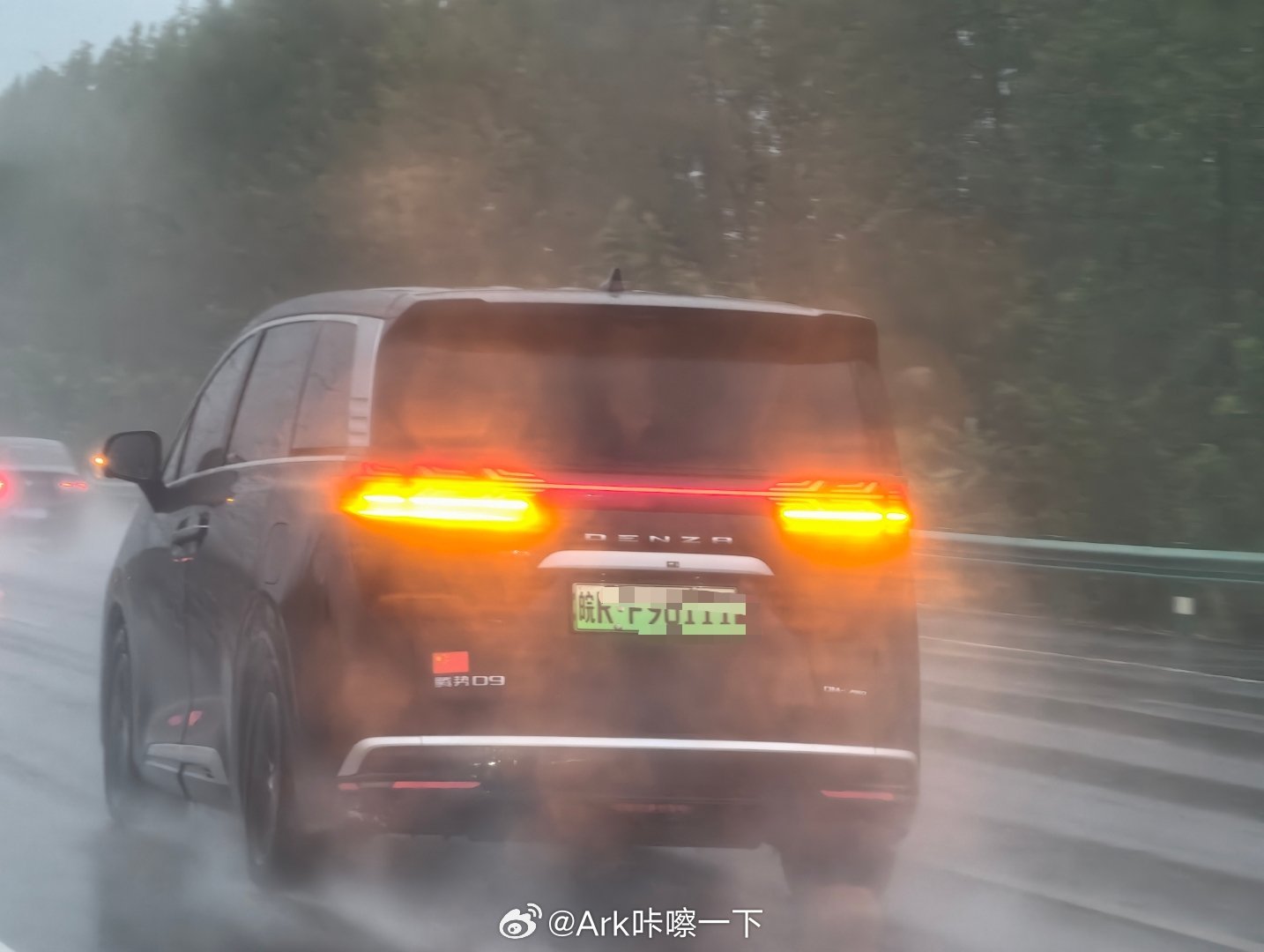 下雨天高速上懂得开雾灯的人真的很少...还有压根不开灯的都是狠人[点赞] ​​​
