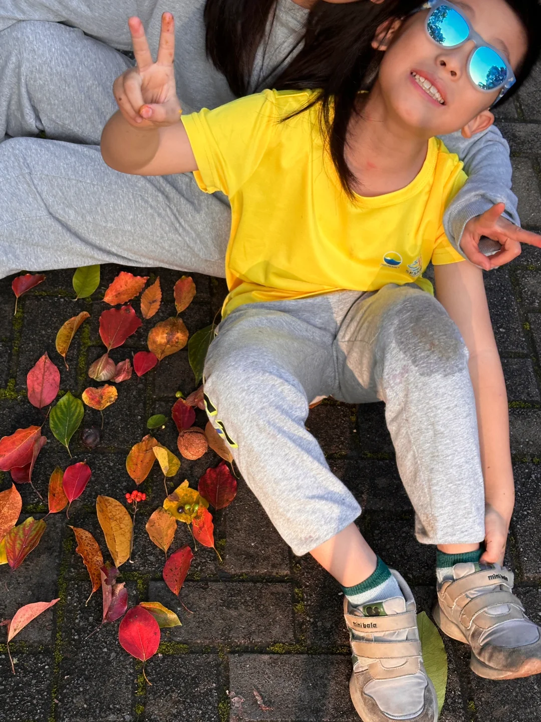 抓住秋天的尾巴，公园里带娃捡秋