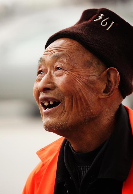 做清洁工哪有什么丢人的！清洁工可是城市的“美容师”，他们每天起早贪黑打扫街道、清