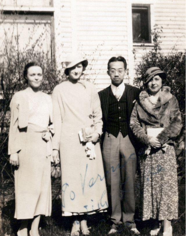 上世纪三十年代，中美远隔重洋，一段跨越种族与时代的往事，尘封于一张泛黄照片中。当