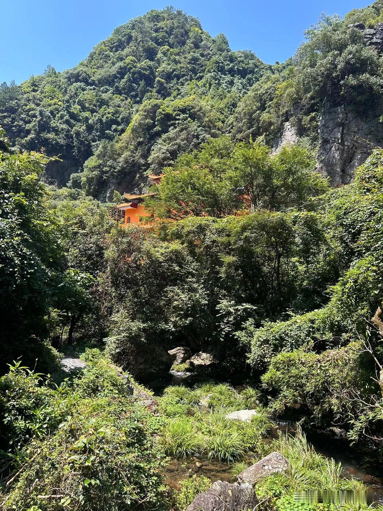 1、提防着任何人，哪怕你的亲人。
这世上，最不能随便掏心掏肺的，就是人心。哪怕是