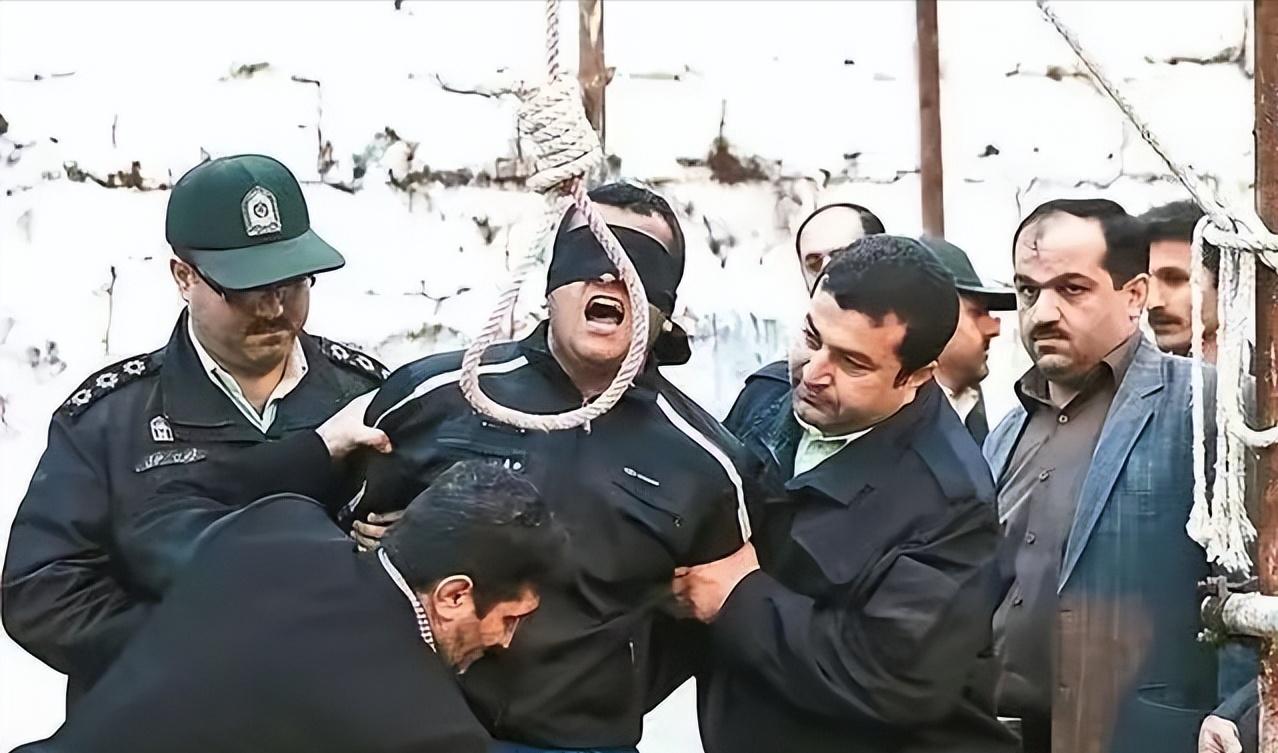 4月25日，伊朗对以色列间谍基尼亚处于绞刑，以警告美国以色列间谍，基尼亚在伊朗境