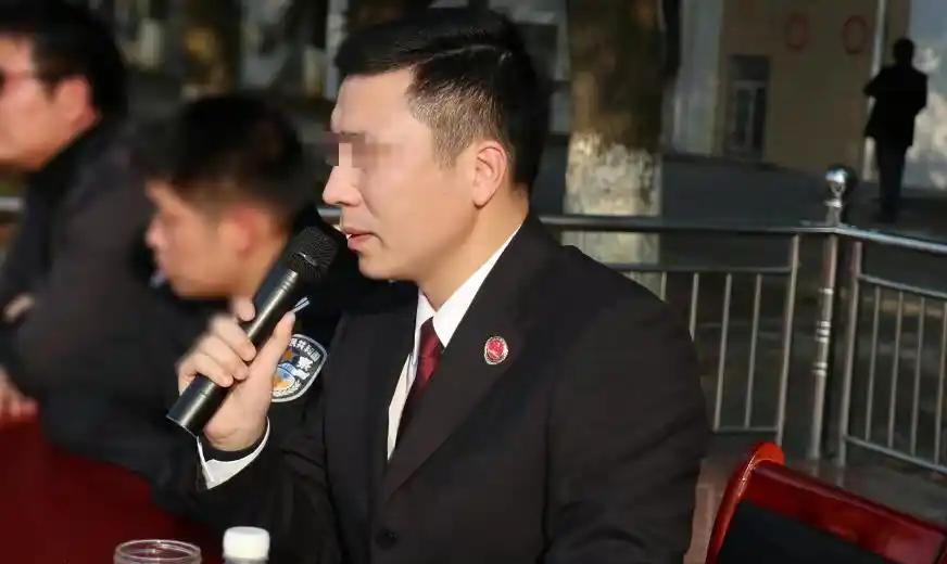 2001年，四川一名检察官为了逼妻子离婚，竟带着美貌情人公然回家，妻子含泪签字那