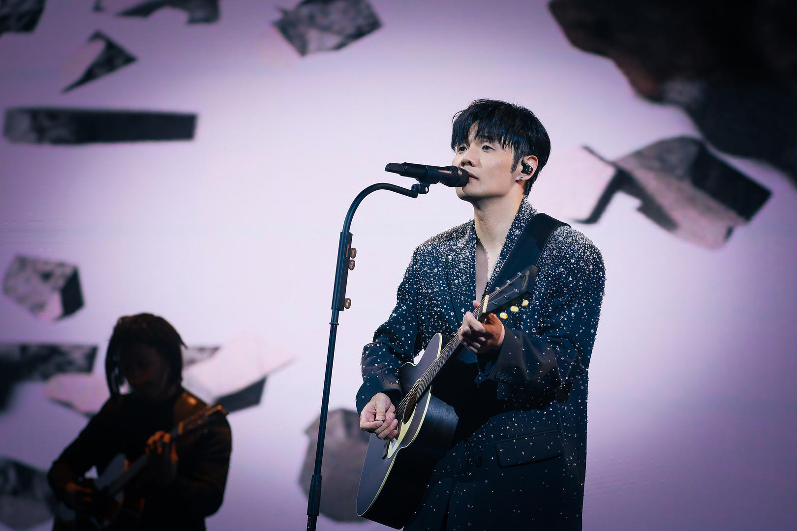 【#李荣浩太原演唱会烟花改电子烟花#】李荣浩太原演唱会将于4月11日举办。据大麦