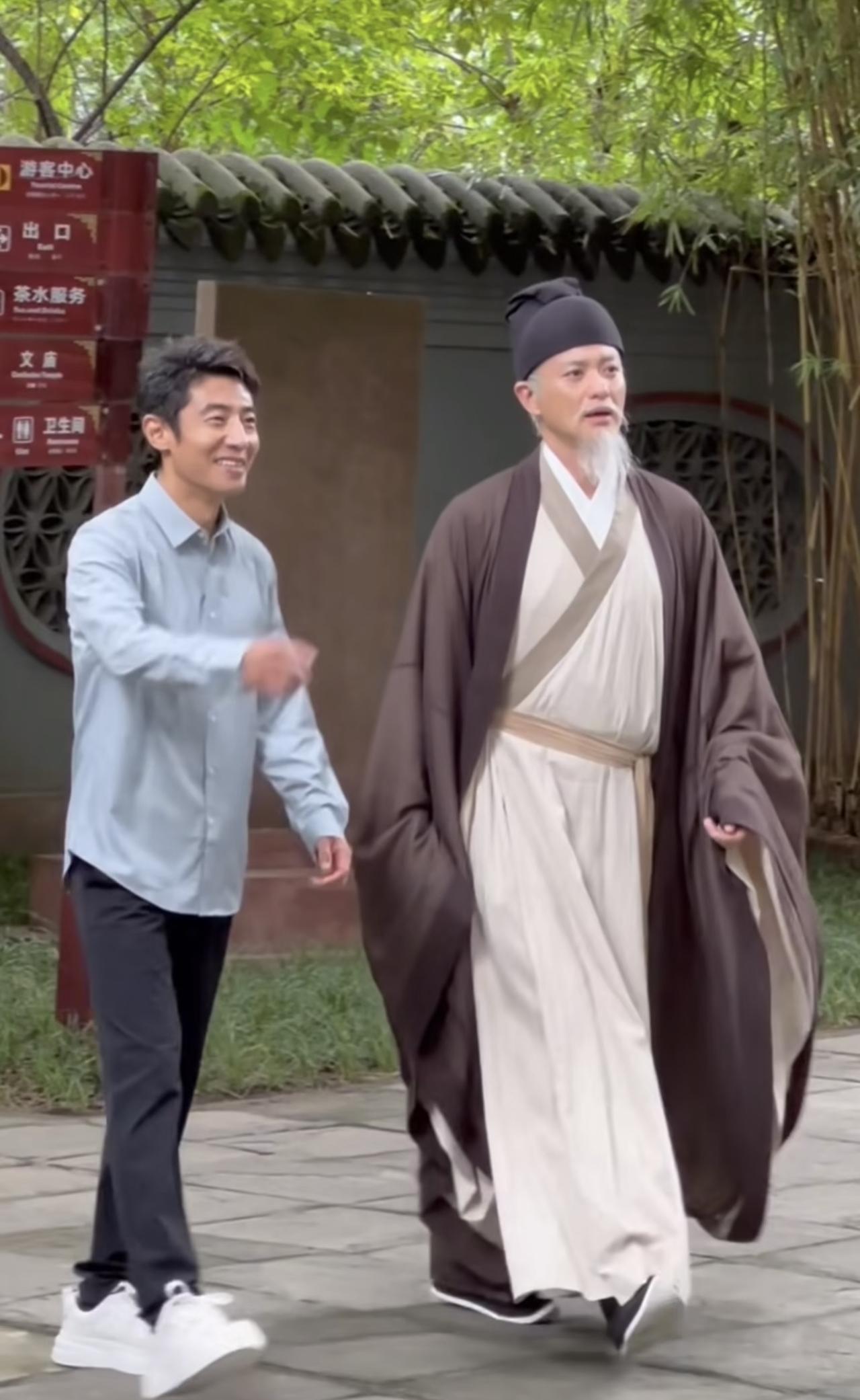 9月18日，有位网友在成都崇州偶遇撒贝宁，他与古装扮相的周一围，在一起有说有笑的