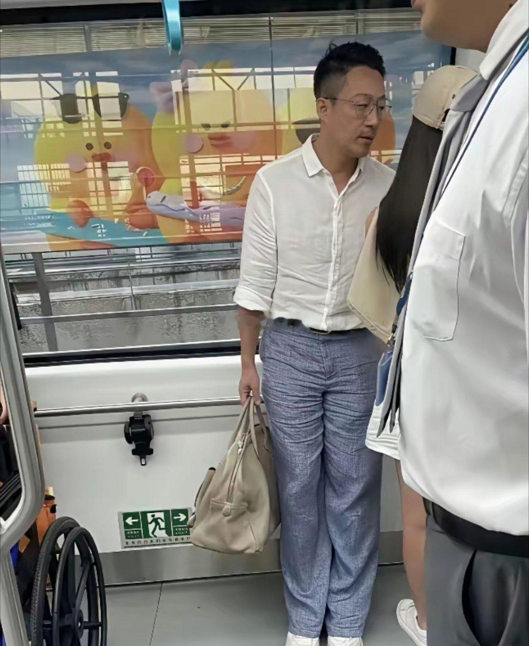作为富豪公子哥，汪小菲居然也挤这么廉价的地铁。 