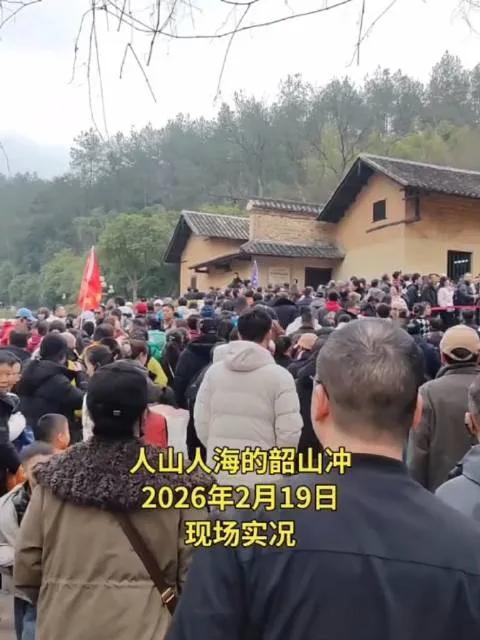 笔骨子有事说事 看韶山，见民心❤️❤️❤️韶山那弯弯绕绕的队伍，绕出了民心最直的
