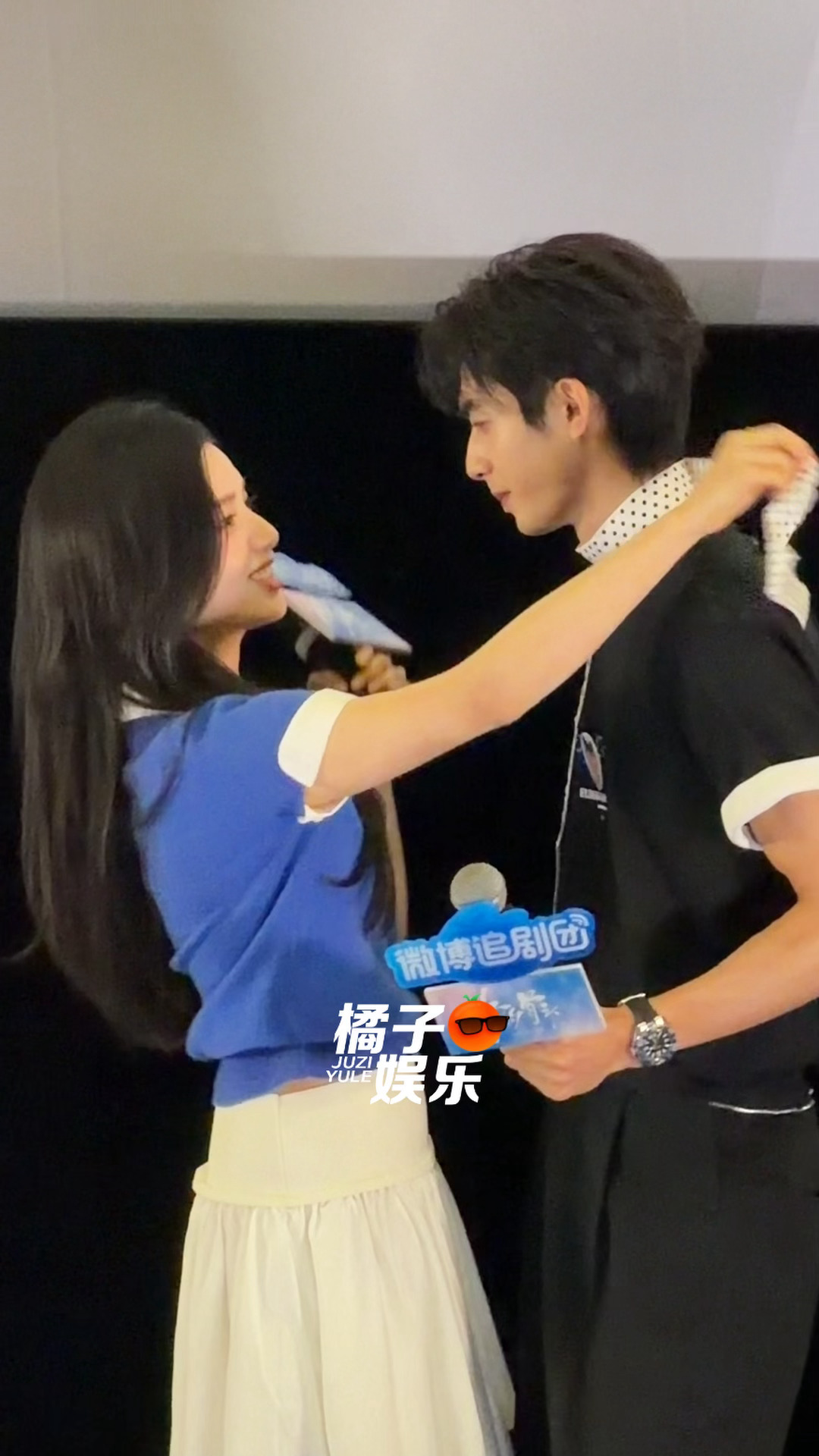 啊啊啊啊啊啊啊啊啊张婧仪给宋威龙绑丝巾张婧仪给宋威龙绑丝巾宋威龙问张婧仪这是什么