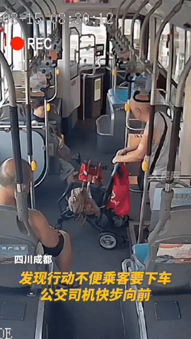 “终于火到央视了！”四川成都，行动不便的乘客准备起身下车，司机迅速来到老人身边，
