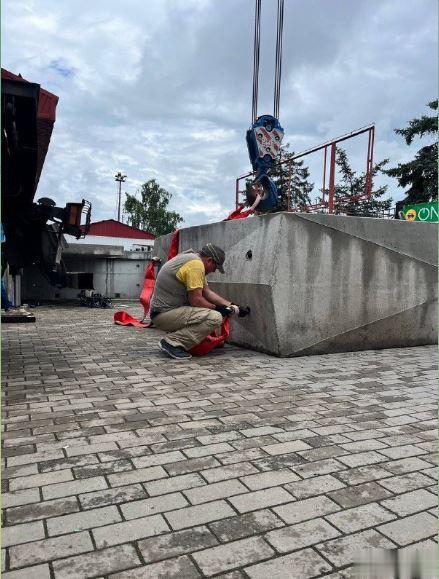 #俄乌局势# #俄乌局势新进展# 乌克兰的移动掩体    在克拉马托尔斯克，乌克