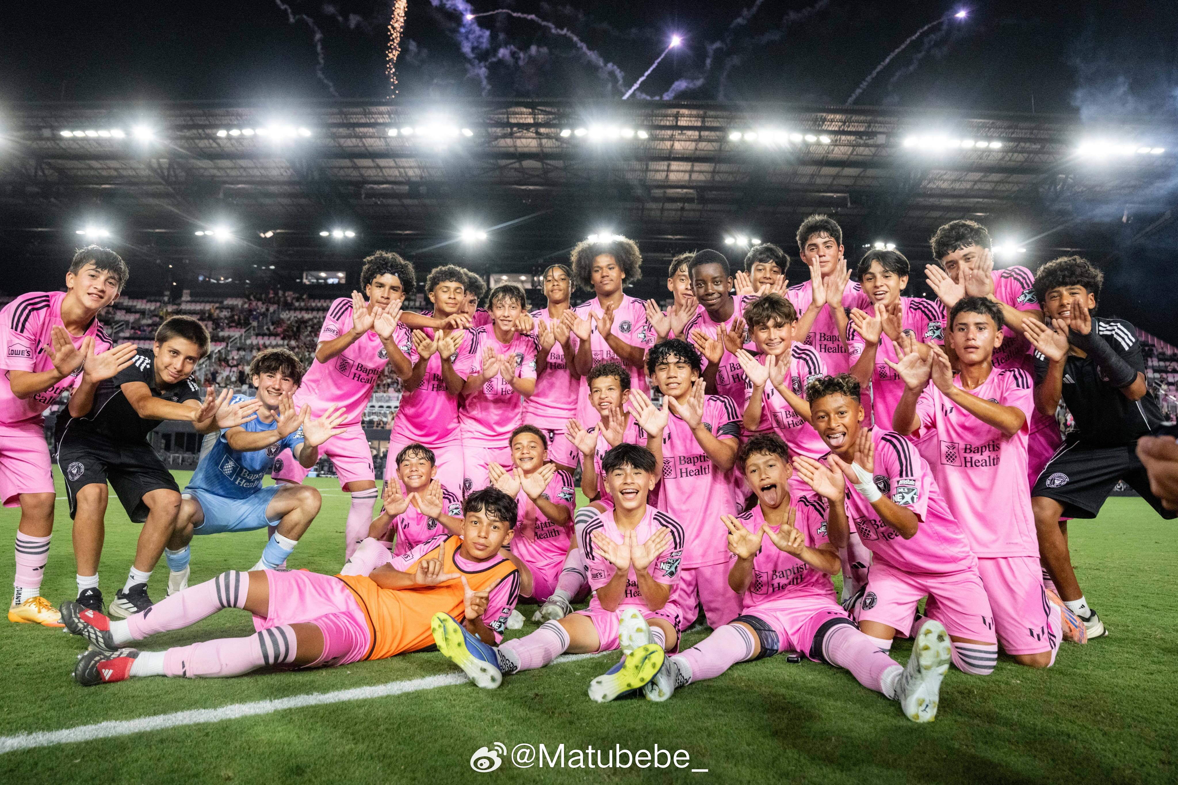 梅西  U14合照📷 