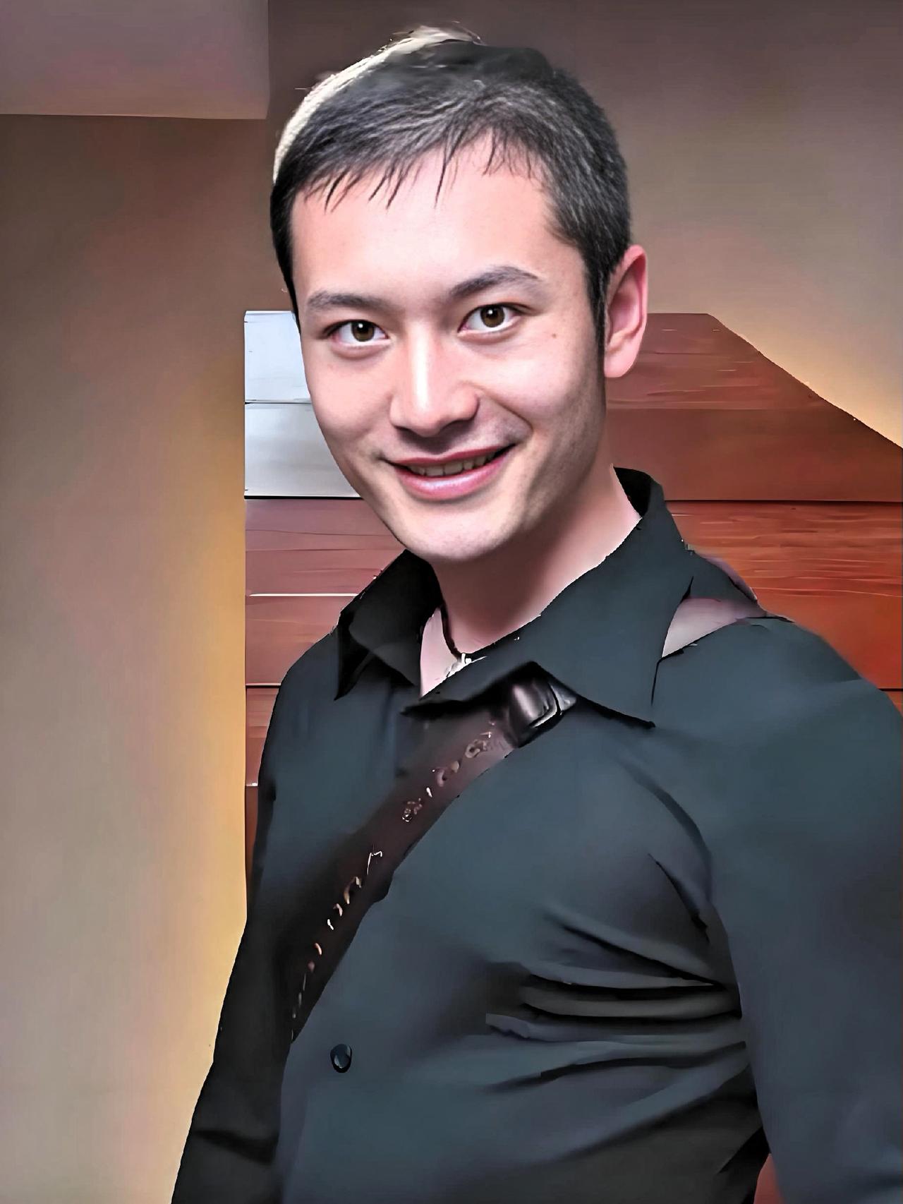 家人们，《还珠格格3》演员今昔对比也太戳回忆了吧！
黄晓明当年演箫剑英气逼人，现