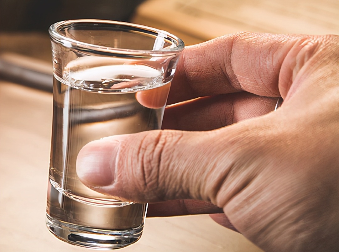 大爷领到东哥的酒，笑得合不拢嘴！这不仅是瓶酒，更是暖心年货。企业惦记着老人，过年