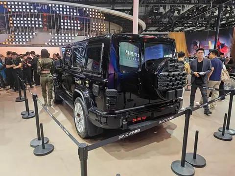 这次北京车展看到北京81，说实话第一眼挺上头的，这种方盒子+军工风确实很抓人。对