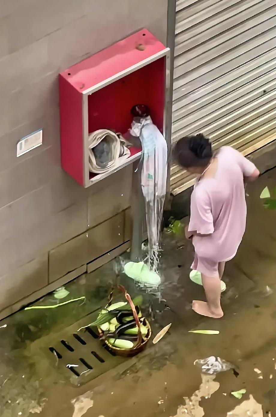 用消防栓里面的水洗菜跟洗脚，谁碰见这样的邻居真的是挺点背的！
家里难道不能洗？如