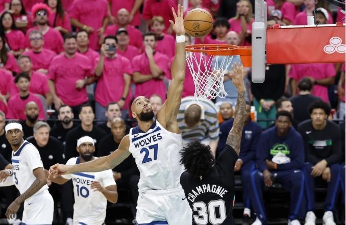 文班亚马空砍三双，12帽破纪录却带不走一场胜利。
NBA季后赛西部次轮G1，马刺
